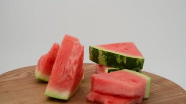 Mutfak tahtasındaki karpuz atışı. Harekette çekim..