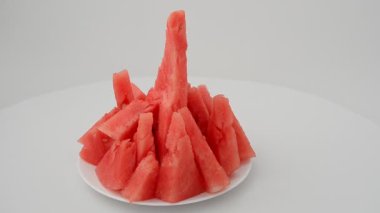 Beyaz arka planda karpuz atışı. Harekette çekim..