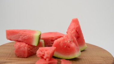Mutfak tahtasındaki karpuz atışı. Harekette çekim..