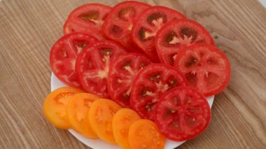 Tabakta domates şat. Harekette çekim..