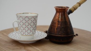 Kahve, kahve fincanı ve tahıl. Harekette çekim..