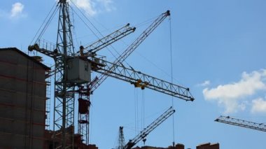Konut binalarının inşaatı. İnşaat vinçleri evlerin üzerinde.