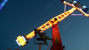 Gece eğlenceleri. Parktaki sarkaç. Deniz tatil köyünde çekim. 360 derecelik çekim.