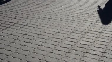 Işık ve gölge, batan güneşin ışınlarındaki insanların yansıması. Işık ve gölge, batan güneşin ışınlarındaki insanların yansıması..