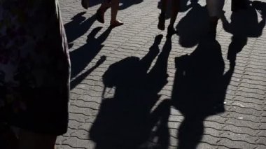 Işık ve gölge, batan güneşin ışınlarındaki insanların yansıması. Onlardan insanlar ve gölgeler..
