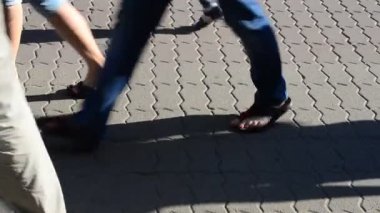 Işık ve gölge, batan güneşin ışınlarındaki insanların yansıması. Onlardan insanlar ve gölgeler..