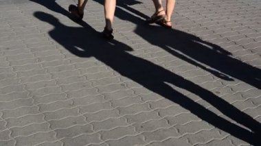 Işık ve gölge, batan güneşin ışınlarındaki insanların yansıması. Onlardan insanlar ve gölgeler..