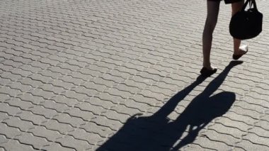 Işık ve gölge, batan güneşin ışınlarındaki insanların yansıması. Onlardan insanlar ve gölgeler..