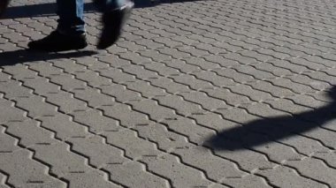 Işık ve gölge, batan güneşin ışınlarındaki insanların yansıması. Onlardan insanlar ve gölgeler..
