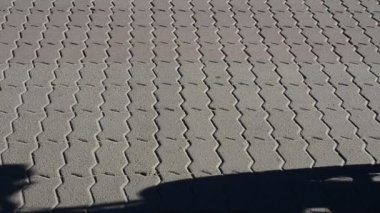 Işık ve gölge, batan güneşin ışınlarındaki insanların yansıması. Onlardan insanlar ve gölgeler..