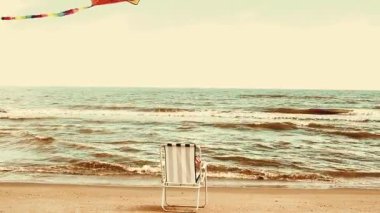 Sahilde şezlong, deniz ve uçurtma. Plaj Denizi Kıyısında Yaz Saati