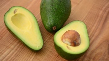 Kesme tahtasındaki avokado. Harekette çekim..
