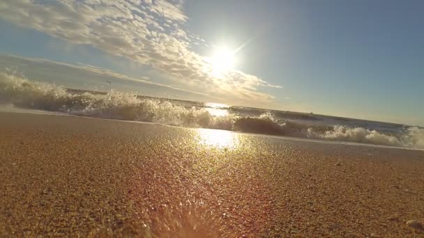Волна Заполняет Камеру Морской Пляж — стоковое видео