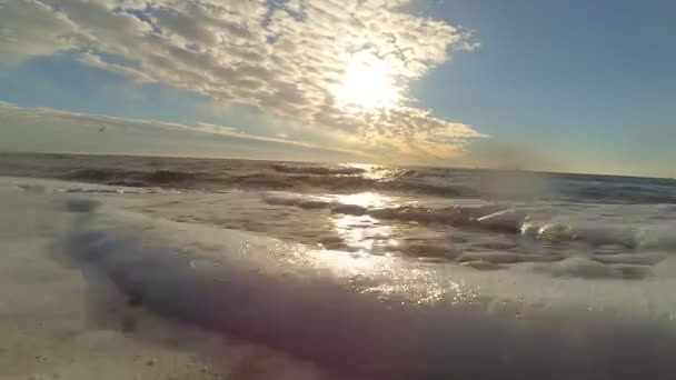 Vågen Fyller Kameran Havsstrand — Stockvideo