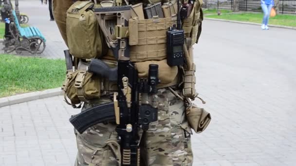 Οπλισμένος Στρατιώτης Μια Έκθεση Δημόσια Έκθεση Στρατιωτικού Εξοπλισμού Όπλου Και — Αρχείο Βίντεο