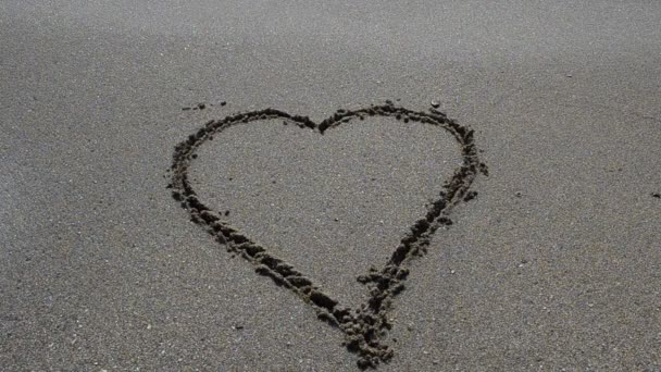 Волна Омывает Сердце Песком Любовь Разбитое Сердце Стрельба Пляже — стоковое видео