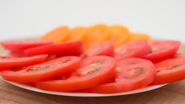 トマトは皿の上にある 動きの中で撃つ — ストック動画
