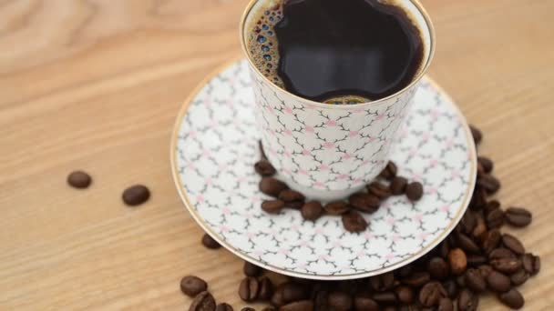 Kaffee Kaffeetasse Und Körner Auf Dem Tisch Schießen Der Bewegung — Stockvideo