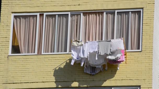 Linnen Aan Touwen Een Balkon Drogen Van Linnen Het Gebouw — Stockvideo