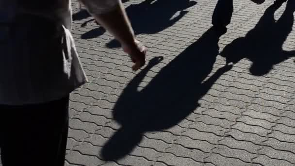 Licht Schaduw Reflectie Van Mensen Stralen Van Ondergaande Zon Mensen — Stockvideo