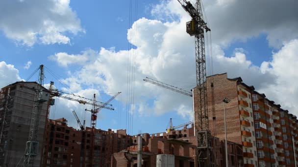 Guindastes Construção Sobre Casas Construção Edifícios Residenciais — Vídeo de Stock