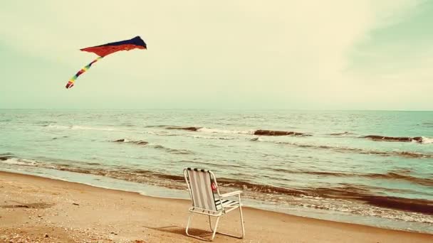 Chaise Lounge Het Strand Zee Een Vlieger Zomertijd Aan Kust — Stockvideo