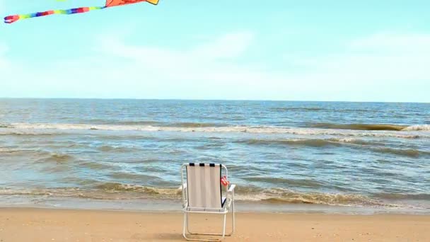 Chaise Lounge Sulla Spiaggia Mare Aquilone Ora Legale Beach Sea — Video Stock
