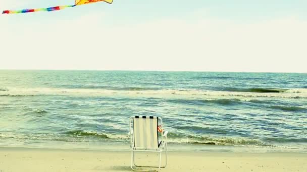 Liegestühle Strand Meer Und Ein Drachen Sommerzeit Beach Sea Shore — Stockvideo
