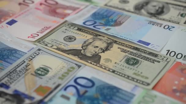 Χαρτονομίσματα Ευρώ Και Δολάρια Σκοποβολή Στο Κίνημα — Αρχείο Βίντεο
