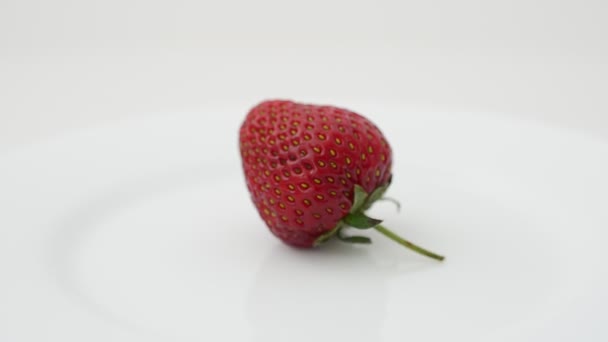 Strawberry White Background Isolate Shooting Movement — Stock Video