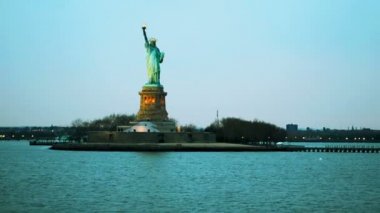 Özgürlük Anıtı, New York. İlkbaharda çekim.