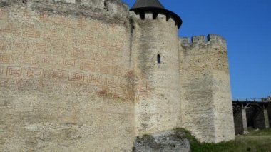 Ukrayna kalesinin duvarları. Batı Ukrayna 'daki Khotyn kasabasındaki ortaçağ kalesi.