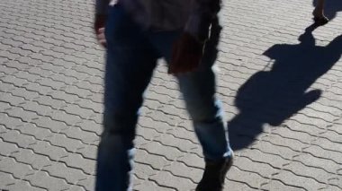 Işık ve gölge, batan güneşin ışınlarındaki insanların yansıması. Bir grup insanın hareketi.