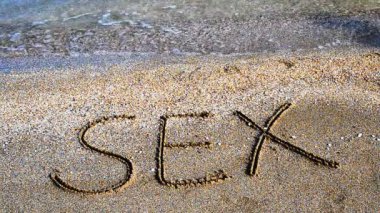 Kum seksiyle ilgili bir yazı. Sahilde bir yazı var..