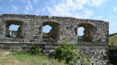 Ortaçağ yapıları, tahkimat kalıntıları. Kamenetz-Podolsk Kalesi, Ukrayna.