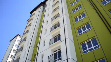 Görevden önce yeni evler. Yazın çekim..