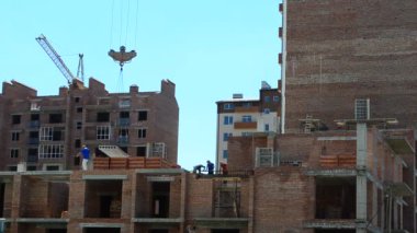 Konut binalarının inşaatı. Evin inşaatının çekimleri.