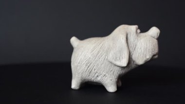 Bir köpek figürünün vurulması. Bir heykelciğin çekimine.