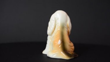 Bir spanyel heykelciğinin vurulması. Bir heykelciğin çekimine.