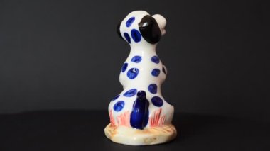 Bir köpek figürünün vurulması. Bir heykelciğin çekimine.