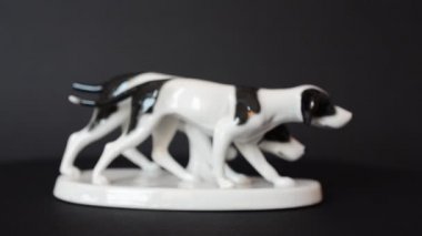 Bir av köpeğini vurmak. Bir heykelciğin çekimine.