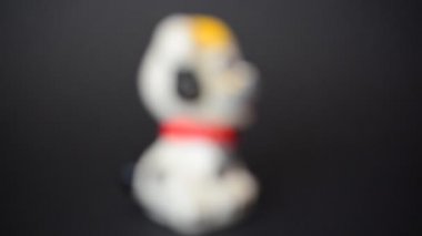 Bir köpek figürünün vurulması. Bir heykelciğin çekimine.