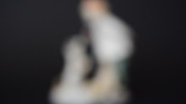 Bir köpek figürünün vurulması. Bir heykelciğin çekimine.