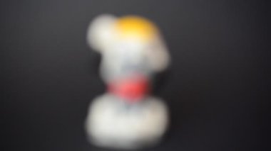 Bir köpek figürünün vurulması. Bir heykelciğin çekimine.