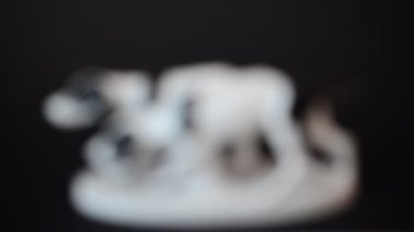 Bir av köpeğini vurmak. Bir heykelciğin çekimine.