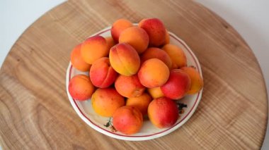 Tabakta kayısı vuruyorum. Meyve filizi.