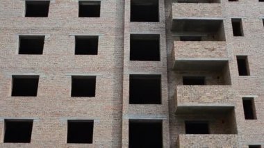 Apartman binası. Bir evi vurmak, inşaat anı. Evin ön cephesine ateş etmek.