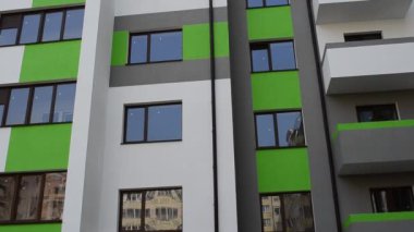 Apartman binası. Bir evi vurmak, inşaat anı. Evin ön cephesine ateş etmek.