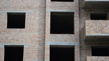 Apartman binası. Bir evi vurmak, inşaat anı. Evin ön cephesine ateş etmek.