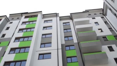 Apartman binası. Bir evi vurmak, inşaat anı. Evin ön cephesine ateş etmek.